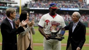 The Phillies presented Ryan Howard with a painted first baseman’s mitt as part of the pregame ceremony on October 2nd. 