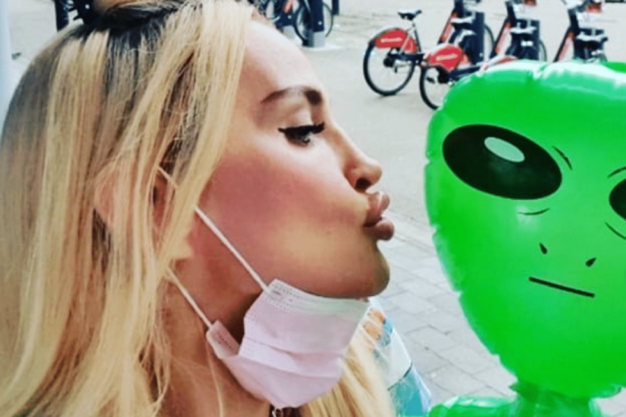 Abbie Bella posing with an alien to show her love for these extraterrestrial creatures. Photo Credit: 24 Horas