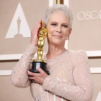 Oscar 2023, Jaime Lee Curtis accept her award as best female supporting actress 